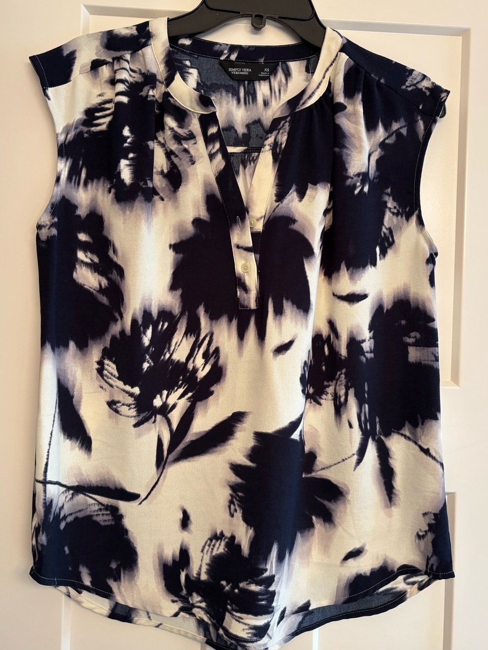 Simply Vera Vera Wang Navy and White Floral Split-Neck Sleeveless Top